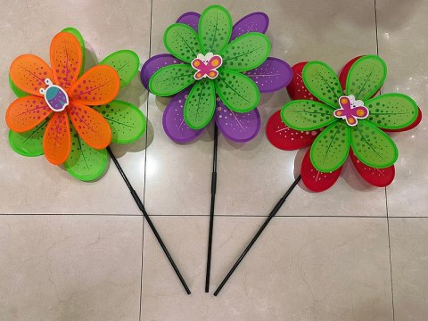 Wiatraczek śred.37cm trzonek dł.48cm Wiatraczek śred.37cm trzonek dł.48cm