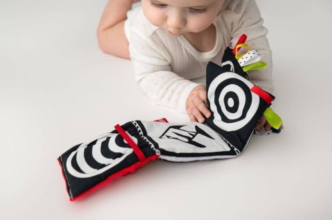 MAŁA KSIĄŻECZKA SENSORYCZNA CZERWONA MATERIAŁOWA MIĘCIUTKA KSIĄŻKA 10 STRON HENCZ TOYS (MOM'S CARE)